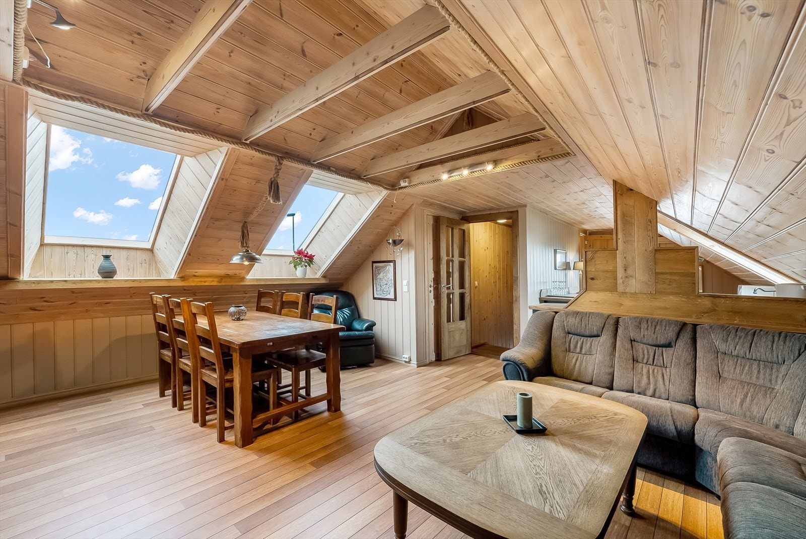 Hybel - stort loft med gode vindusflater som gir godt med lys inn. Galleribilde