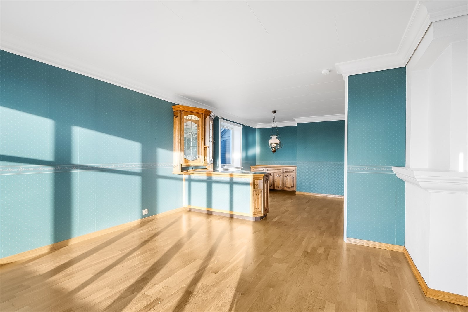 Spisestuedel i stue nr. 2 med lik innredning som på kjøkkenet. Galleribilde