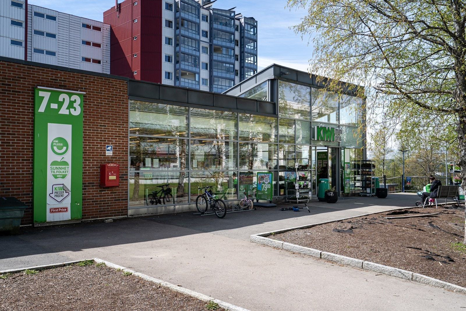 Nærmeste dagligvare vil være Kiwi som ligger rett utenfor blokka. Galleribilde