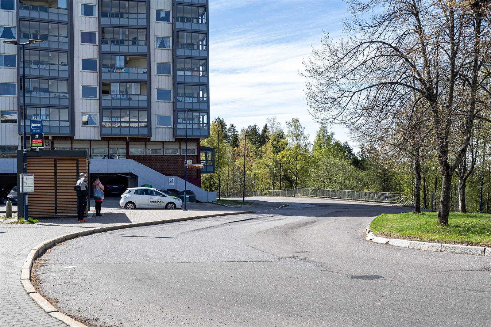 Fra eiendommen er det kort vei til bussholdeplass. Galleribilde