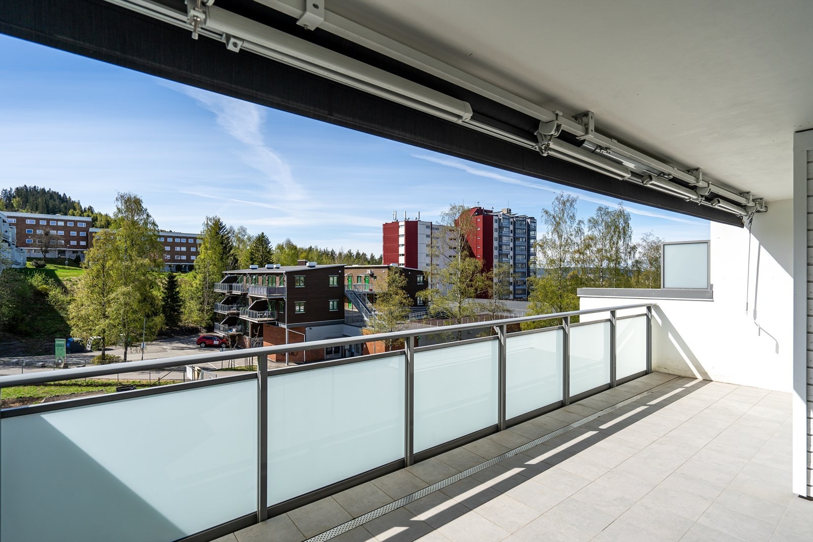 Overbygd, sydvendt balkong på 17 kvm utenfor stuen. Galleribilde