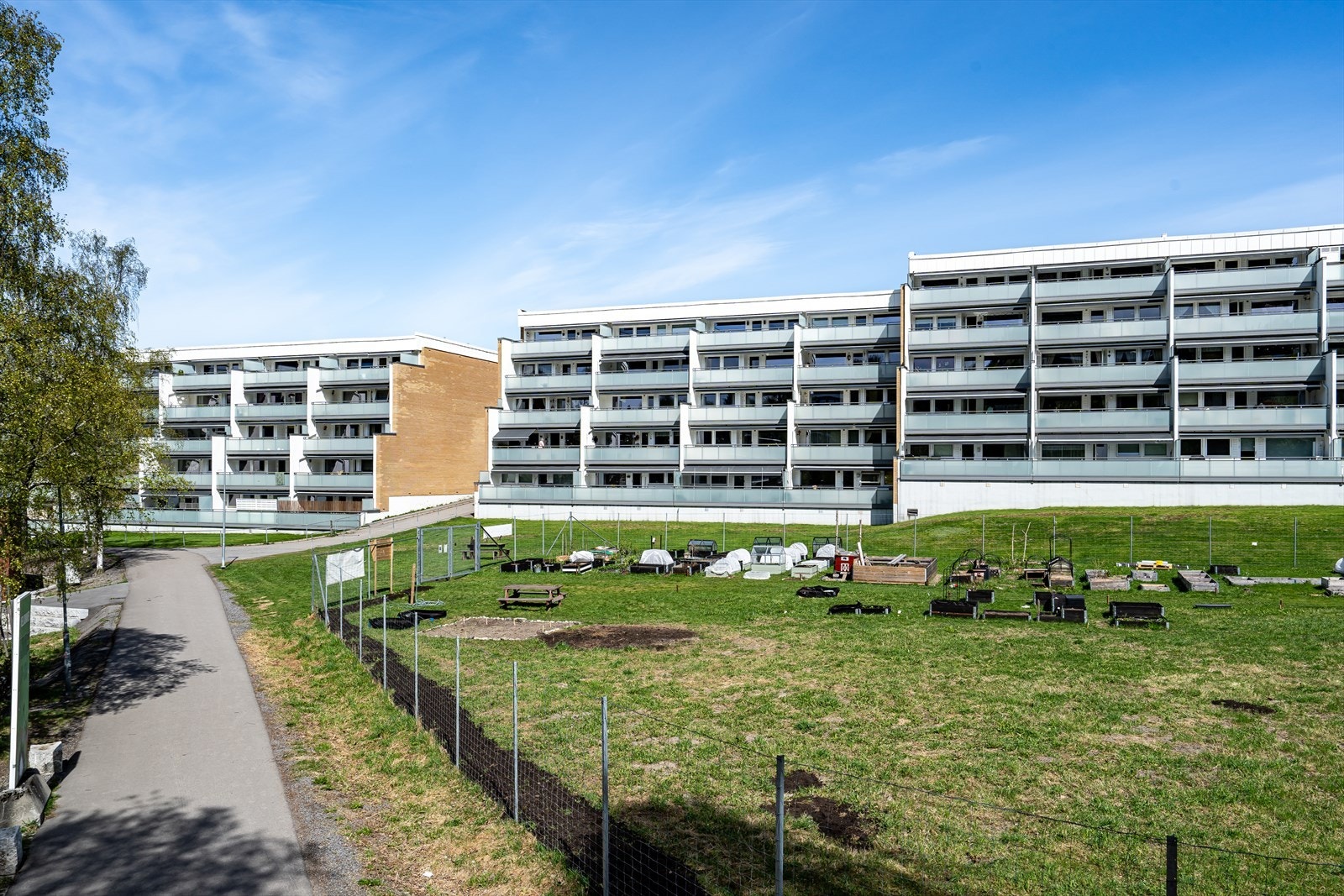 Borettslaget har pent opparbeidet fellesområde. Galleribilde