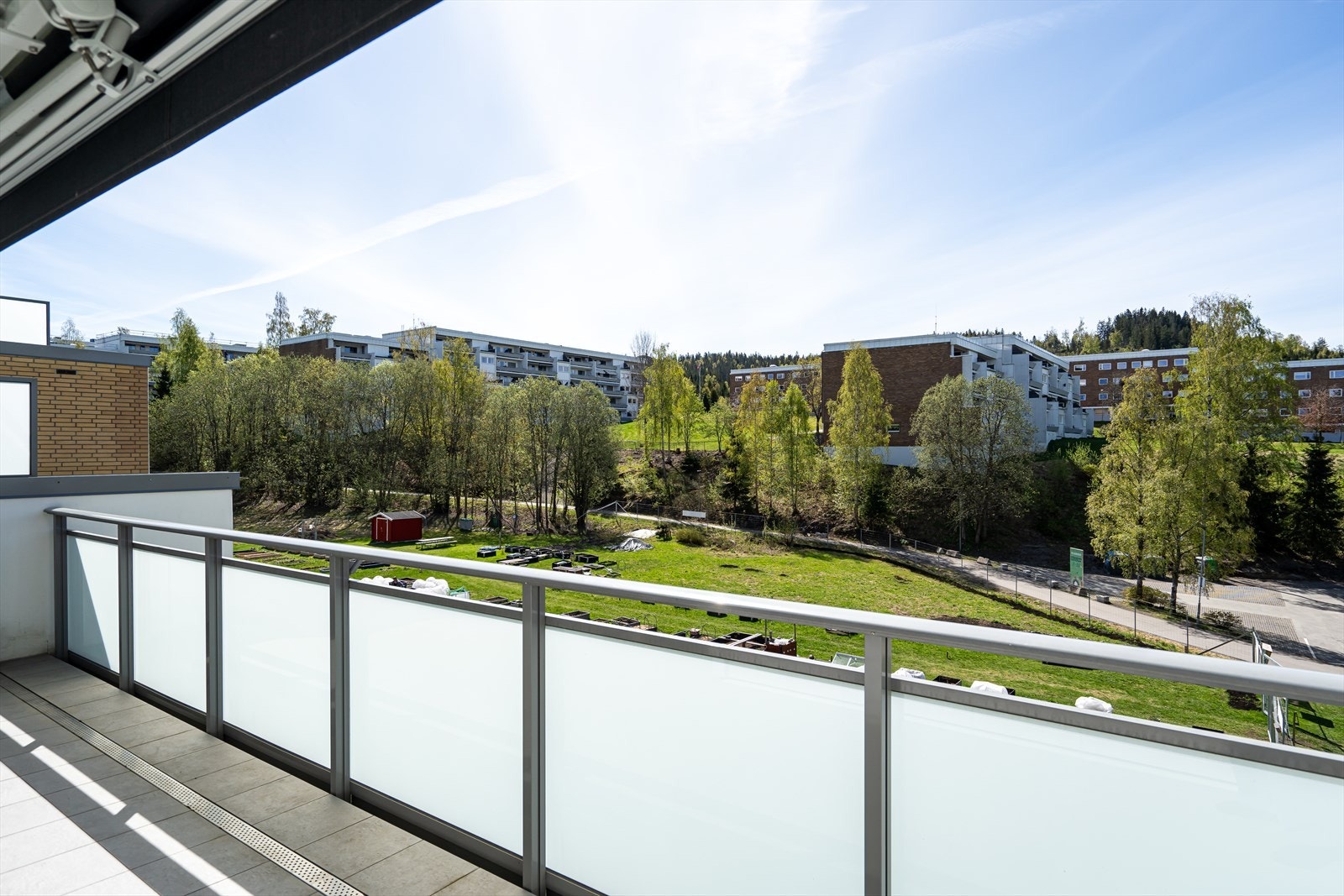 Aktiv Eiendomsmegling ved Kamilla Schau har gleden av å ønske velkommen til Bjørnefaret 3B. Galleribilde