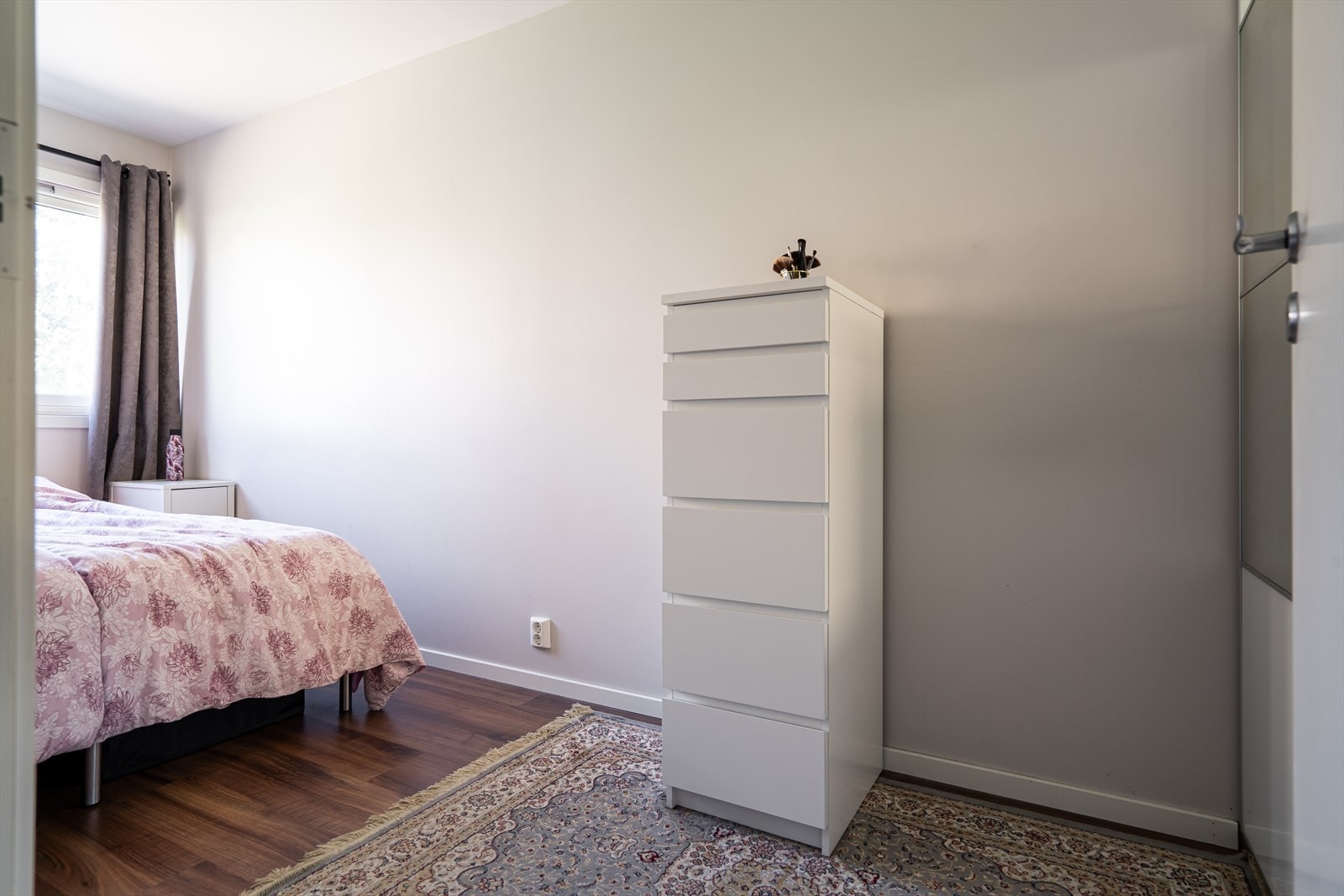 Soverom 2 har skyvedørsgarderobe. Galleribilde