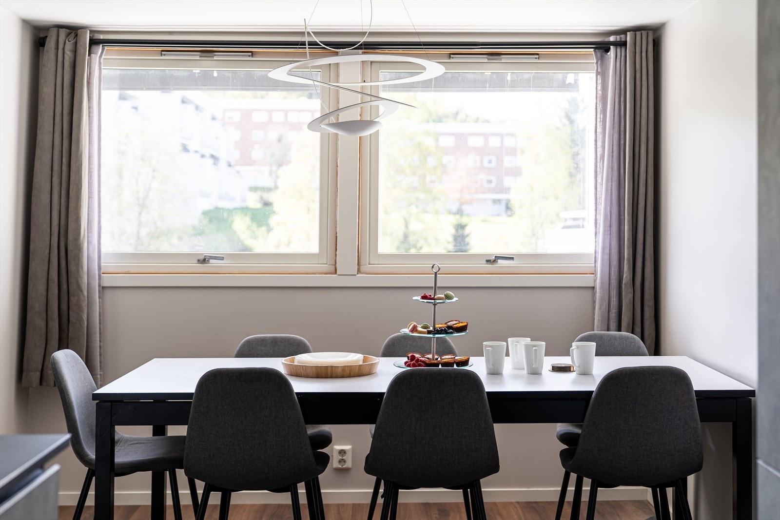 Rommets spisedel ligger i åpen løsning mellom kjøkkenet og stuen, her er det plass til langbord hvis ønskelig. Galleribilde