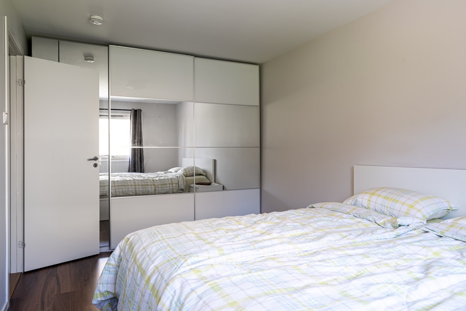 . Hovedsoverommet har god plass til dobbeltseng og nattbord, og langs den ene veggen er det etablert en romslig skyvedørsgarderobe. Galleribilde