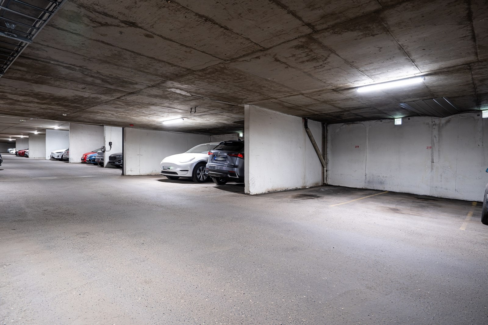 Det medfølger en parkeingsplass i lukket garasjeanlegg. Galleribilde