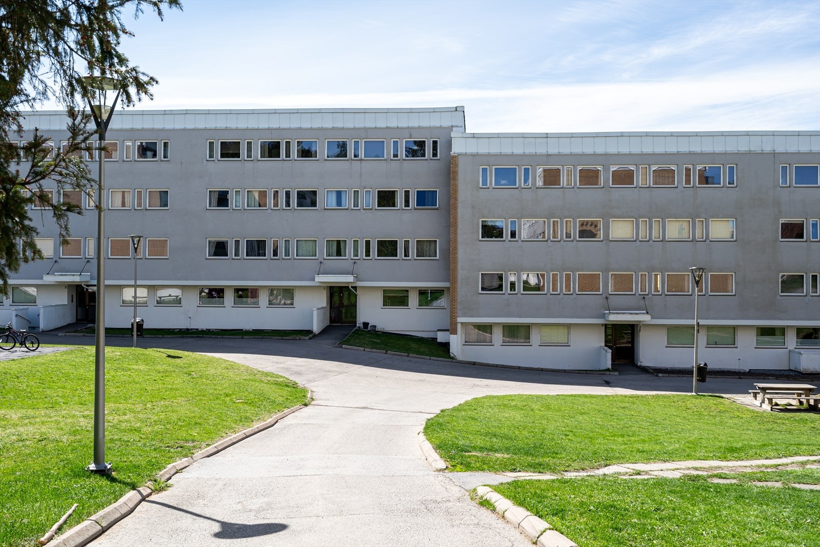Bjørnefaret 3 B er en attraktiv 4-roms andelsleilighet med gjennomgående planløsning og familievennlig beliggenhet ved marka. Galleribilde