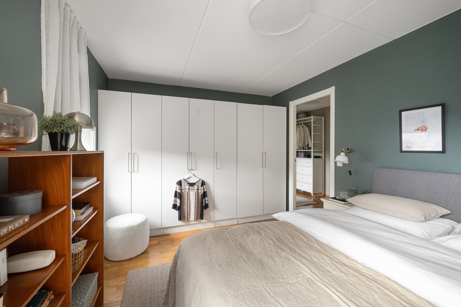 Leiligheten har 3 gode soverom, som alle er av god størrelse. Soverom I har en stor innebygd garderobe som medfølger. Galleribilde