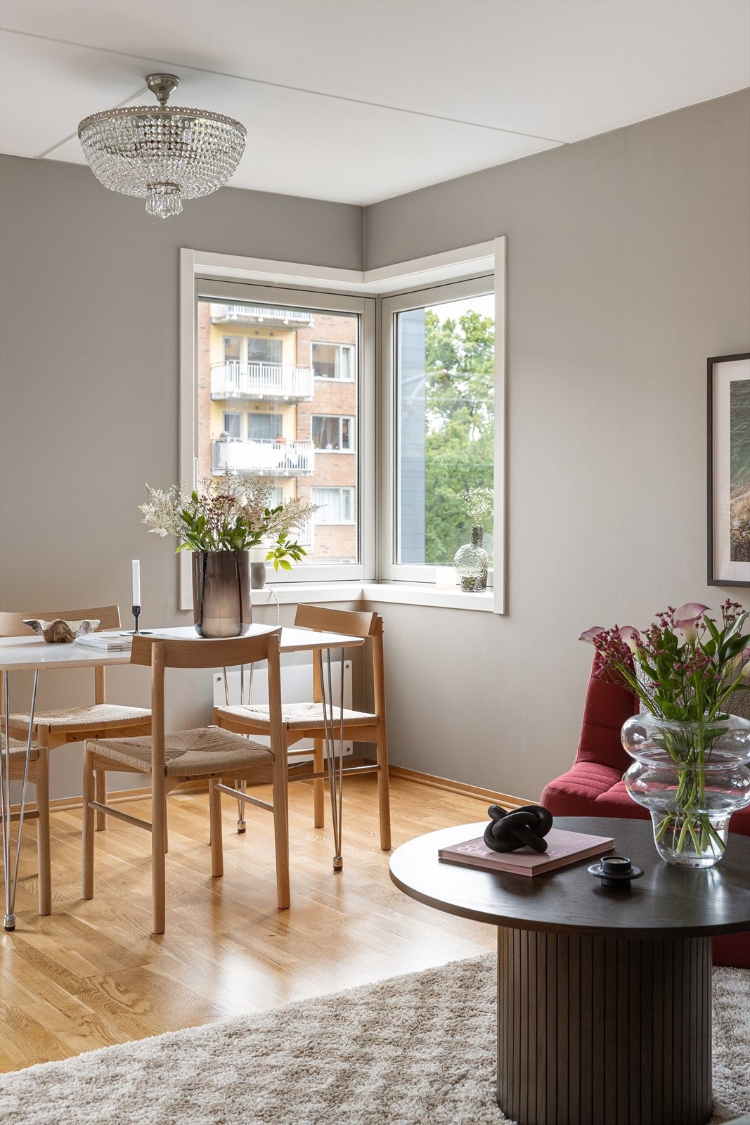 Det er god plass til et stort spisebord. Her ligger alt tilrette for å nyte en delikat middag med familie og venner. Galleribilde