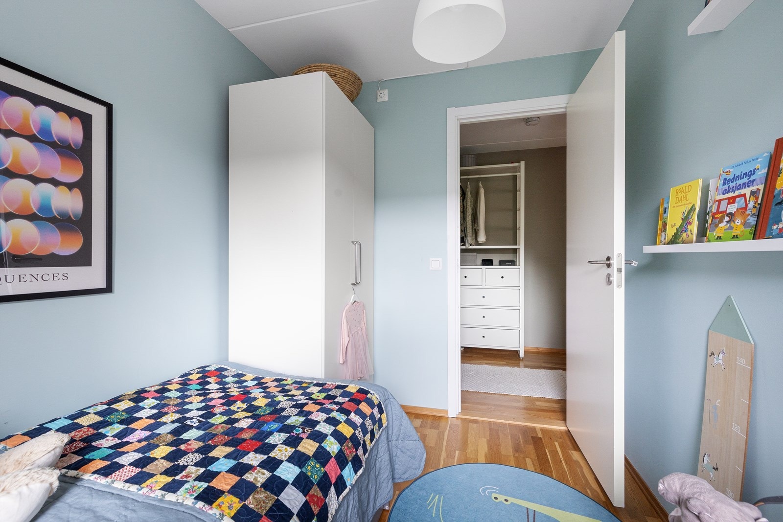 Her har du plass til seng, garderobe og skrivebord. Galleribilde