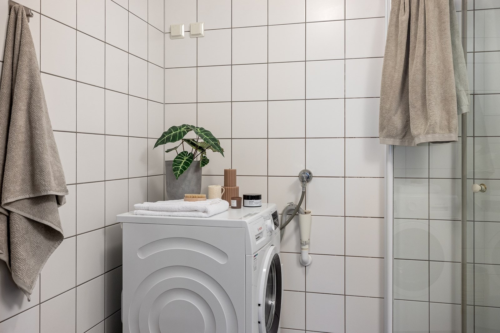 Du har opplegg for vaskemaskin for badet. Galleribilde