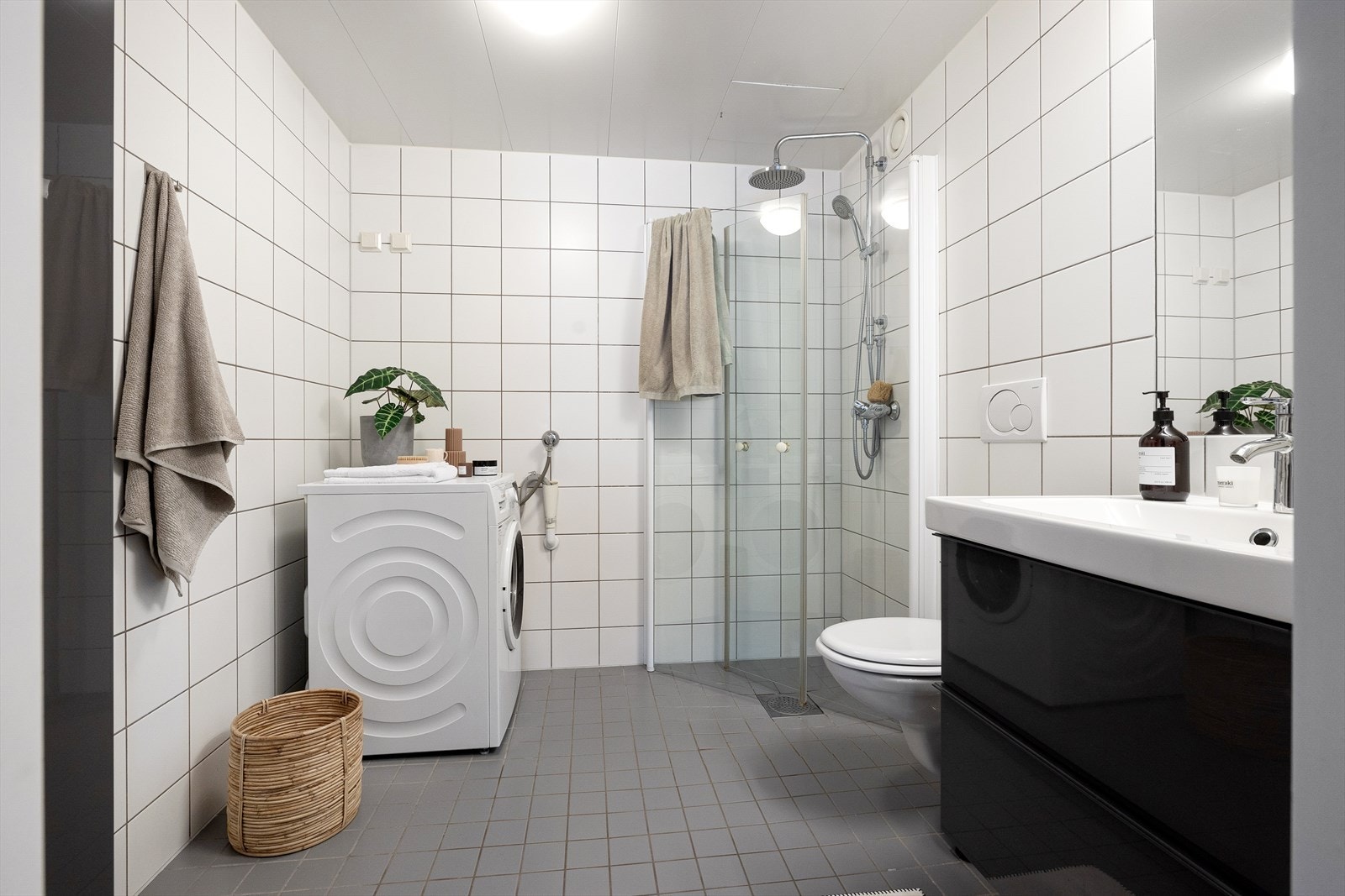 Pent og flislagt bad med varmekabler i gulv for ekstra komfort i hverdagen. Galleribilde