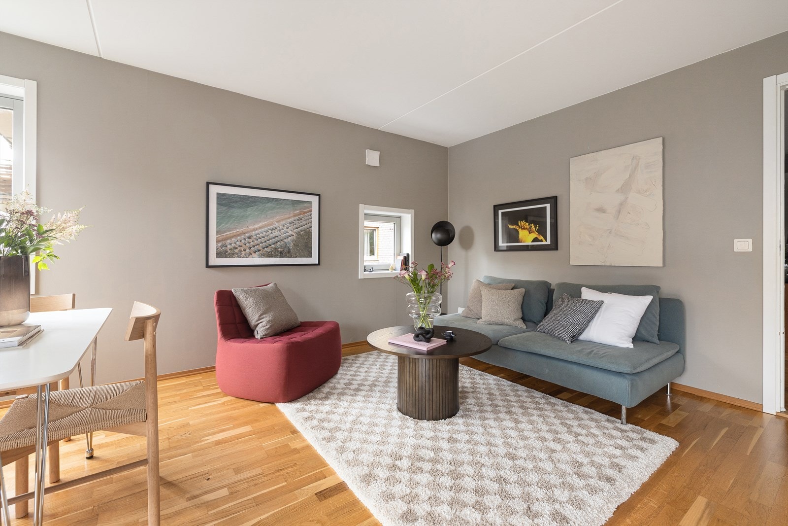 Det er god plass til en stor sofa og tilhørende møblement. Galleribilde