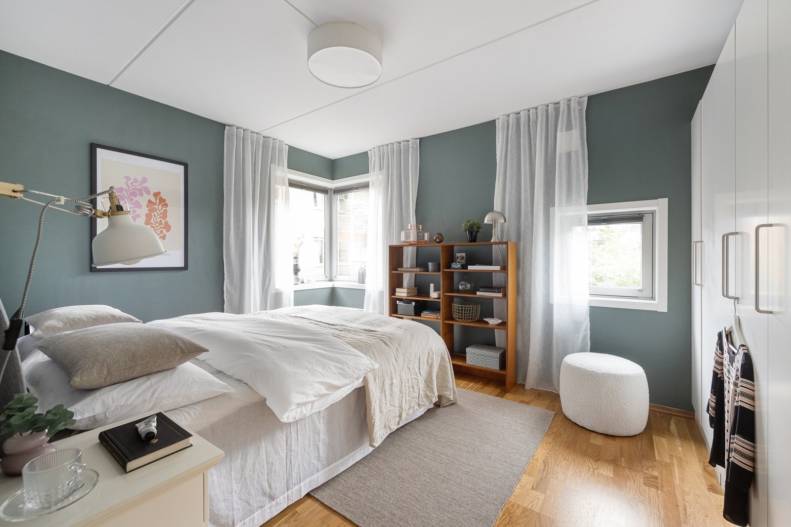 Rommet er malt i en behagelig farge og har godt med naturlig lysinnslipp. Her ligger alt til rette for en god natt søvn! Galleribilde