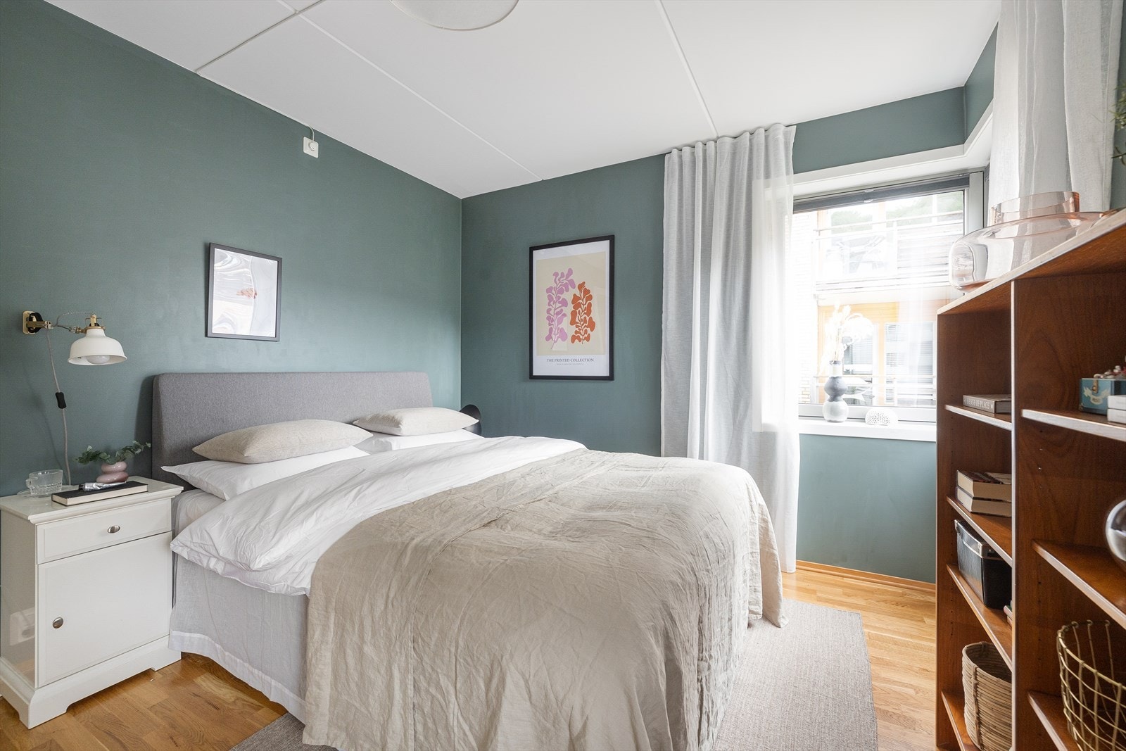 Hovedsoverommet har plass til dobbeltseng med nattbord på hver side. Galleribilde