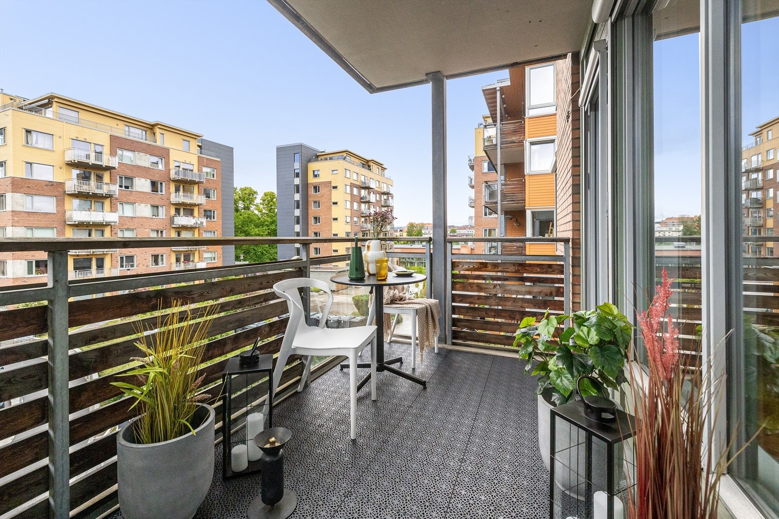 Balkongen blir en utvidelse av stuen på sommerhalvåret. Her er det god plass til en sittegruppe hvor du kan nyte dagene. Galleribilde
