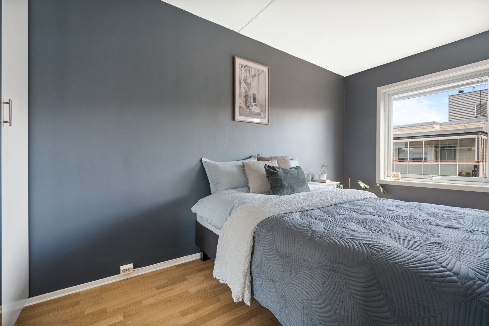 I 2022 ble den malt i en behagelig blåfarge. Soverommet nyter godt av mye naturlig lys fra vinduet. Galleribilde