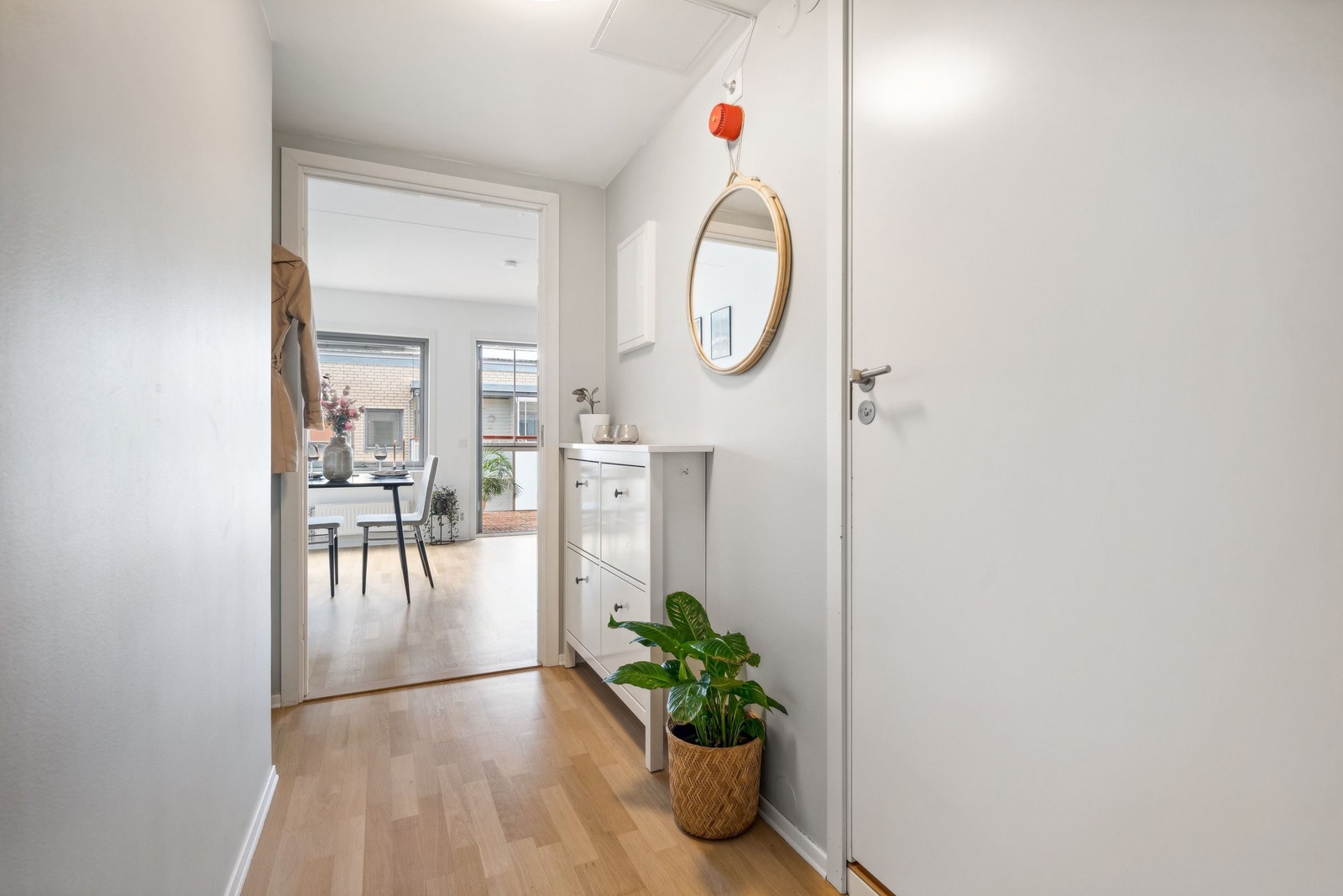 Velkommen inn! Praktisk entrè med plass til både skoskap og klesoppheng. Galleribilde