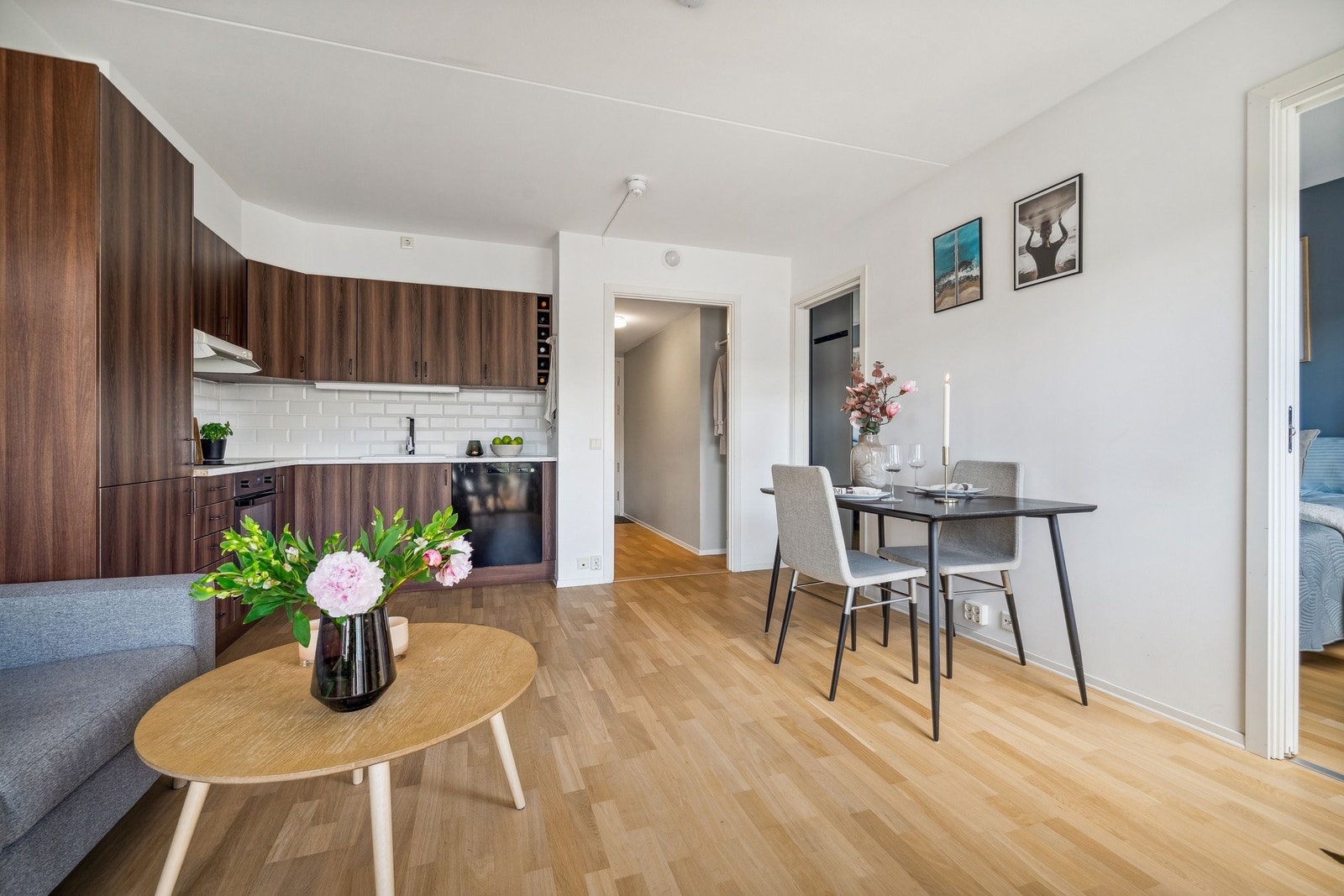 Gulvet i stue/kjøkken, soverom og entrè har 3-stavs parkett som ble slipt og lakkert i 2022. Galleribilde