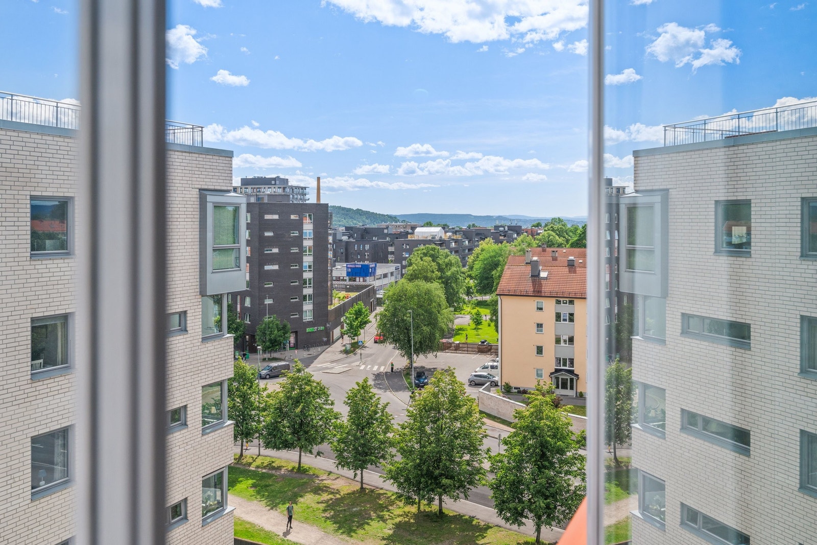 Balkongen er innglasset, noe som gjør at den kan nytes store deler av året. Glassene kan også åpnes. Galleribilde