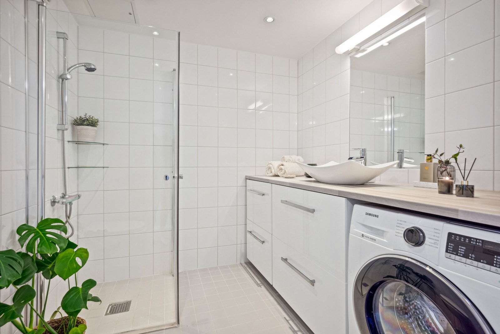 Romslig bad med gode oppbevaringsmuligheter og integrert belysning i taket. Badet har flislagte gulv og vegger, varmekabler i gulvet og opplegg til vaskemaskin. Galleribilde