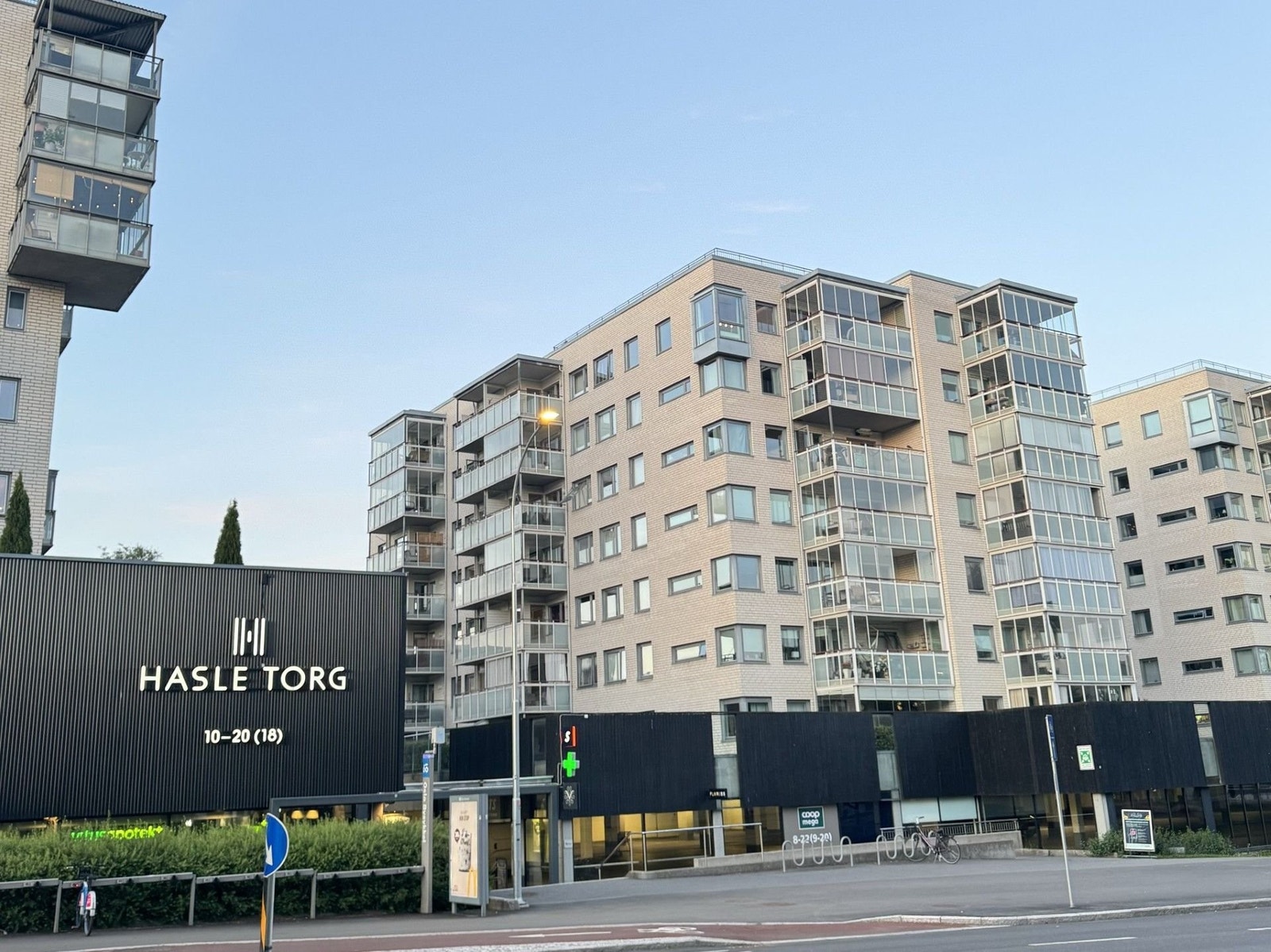 Hasle Torg ligger i umiddelbar nærhet med et bredt utvalg av servicetilbud som matbutikker, apotek, kafé, treningssenter (SATS), Vinmonopol, blomsterforretning m.m. Galleribilde