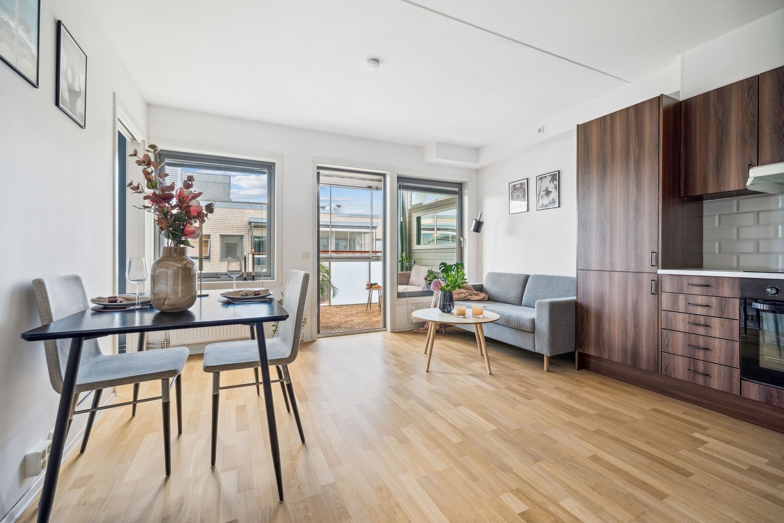 Leiligheten har en sosial stue- og kjøkkenløsning med god plass til ønsket møblement. Galleribilde