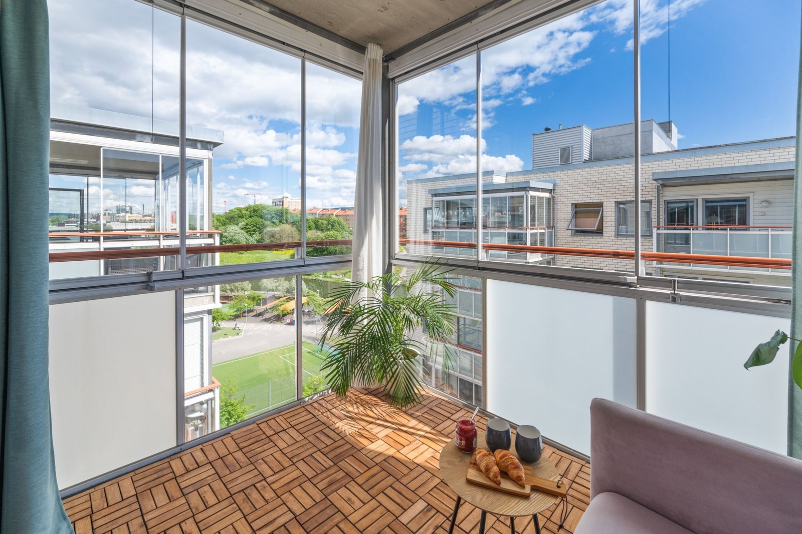 Utgang fra stuen til balkong på ca. 6,4 kvm som er vendt mot sørøst. Den har sol fra soloppgang til ca. kl. 15. Galleribilde