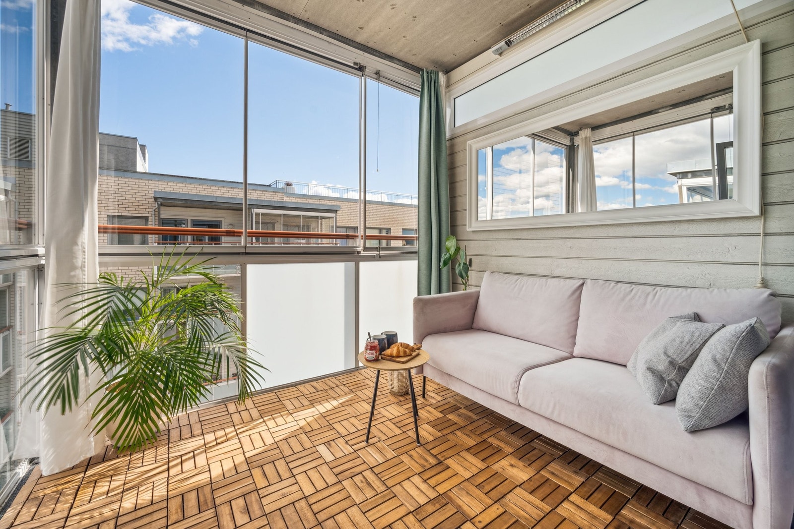 Vi har gleden av å presentere denne moderne toppleiligheten på Hasle Torg. Galleribilde