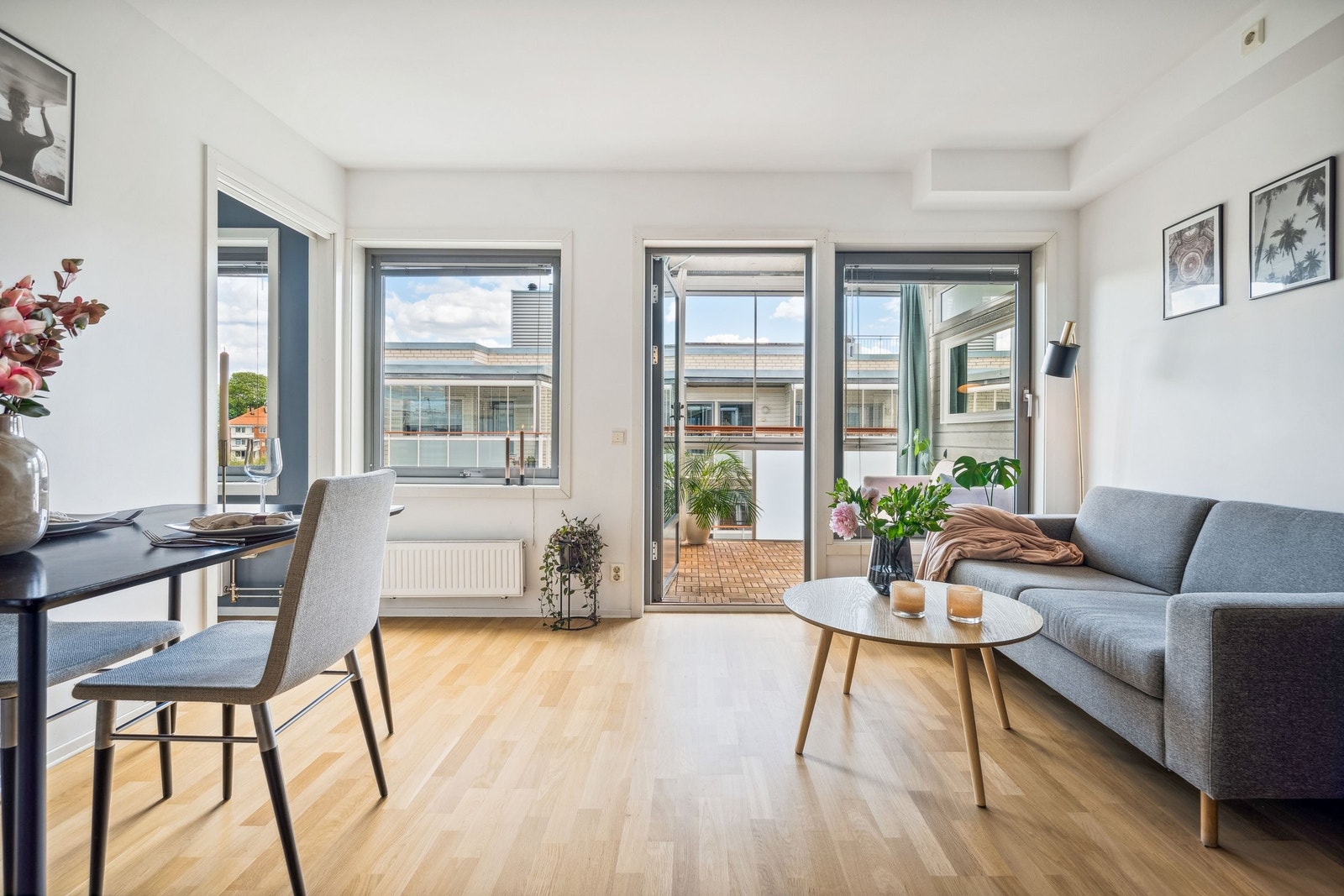 Stuen har store vindusflater som slipper inn mye naturlig lys. Galleribilde