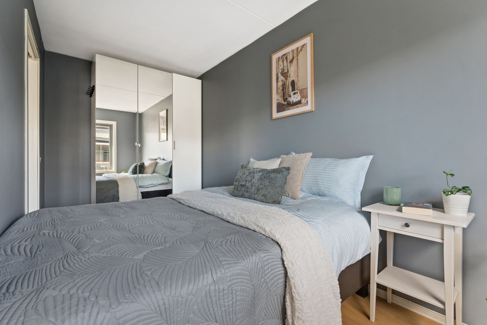 Fra stuen er det to skyvedører inn til soverommet. Rommet har god plass til dobbeltseng med tilhørende møblement og garderobeløsning. Galleribilde