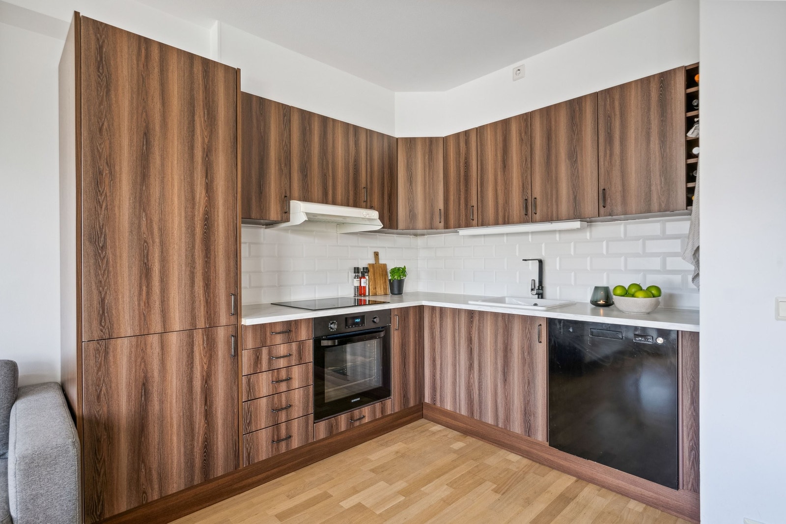 Moderne kjøkken i fargen valnøtt med integrerte hvitevarer og godt med benkeplass. Kjøkkenfrontene ble oppgradert i 2022. Galleribilde