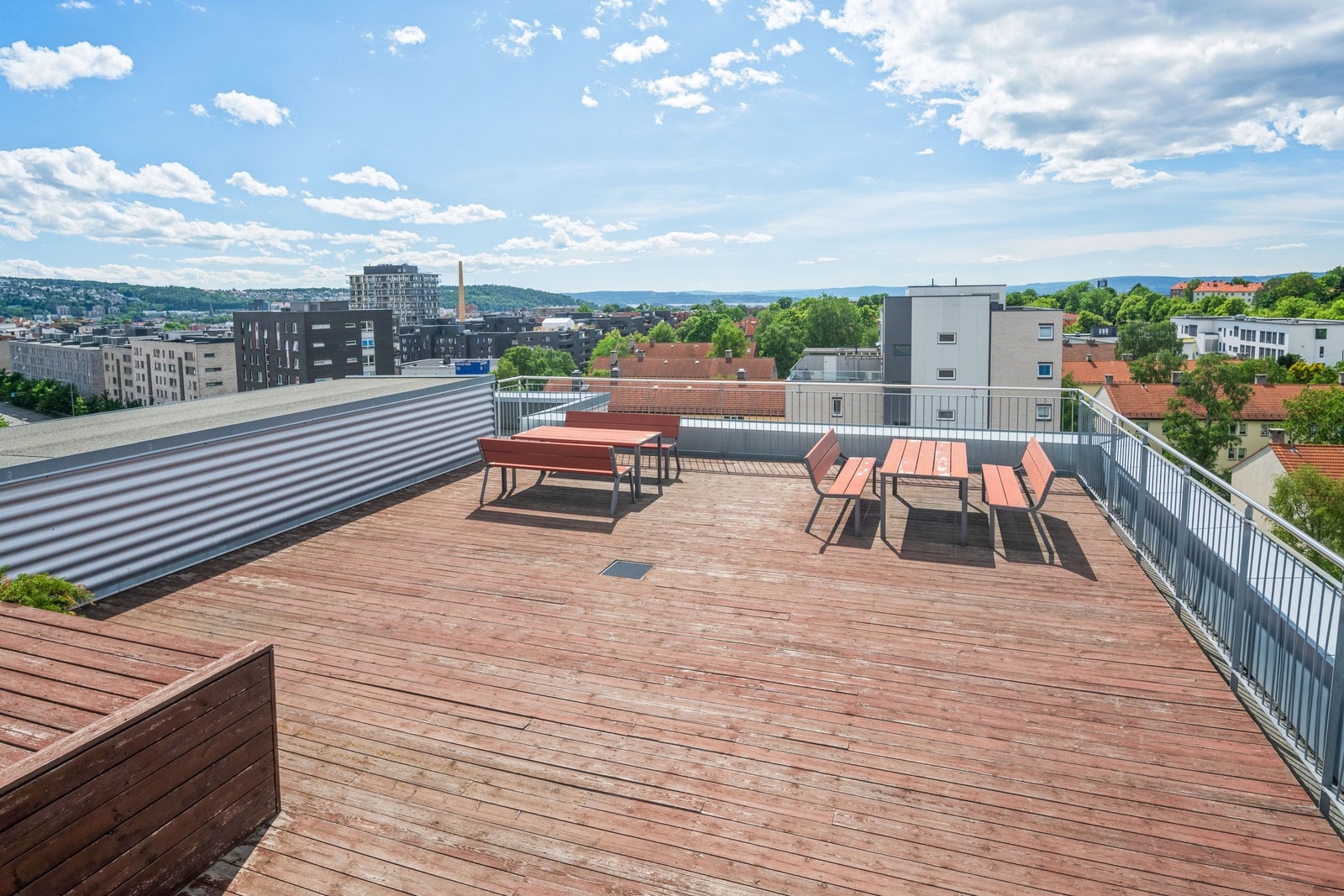 Borettslaget har en felles takterrasse som kun er én etasje opp fra leiligheten. Her er det gode solforhold gjennom hele dagen. Galleribilde
