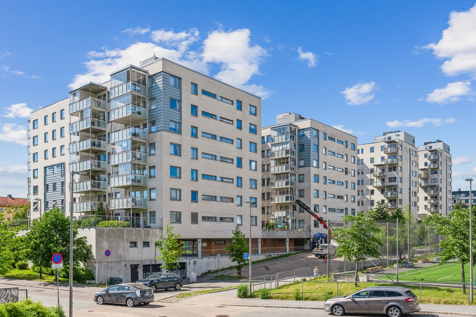 Fasade. Leiligheten ligger rett ved Hasle T-banestasjon og Hasle busstopp hvor bl.a. 21-bussen og flybussen stopper. Galleribilde