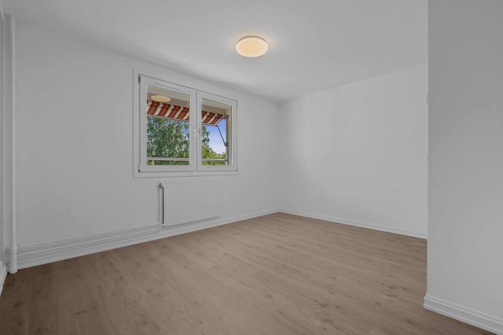 Godt med plass for dobbeltseng og ev. kontorpult Galleribilde