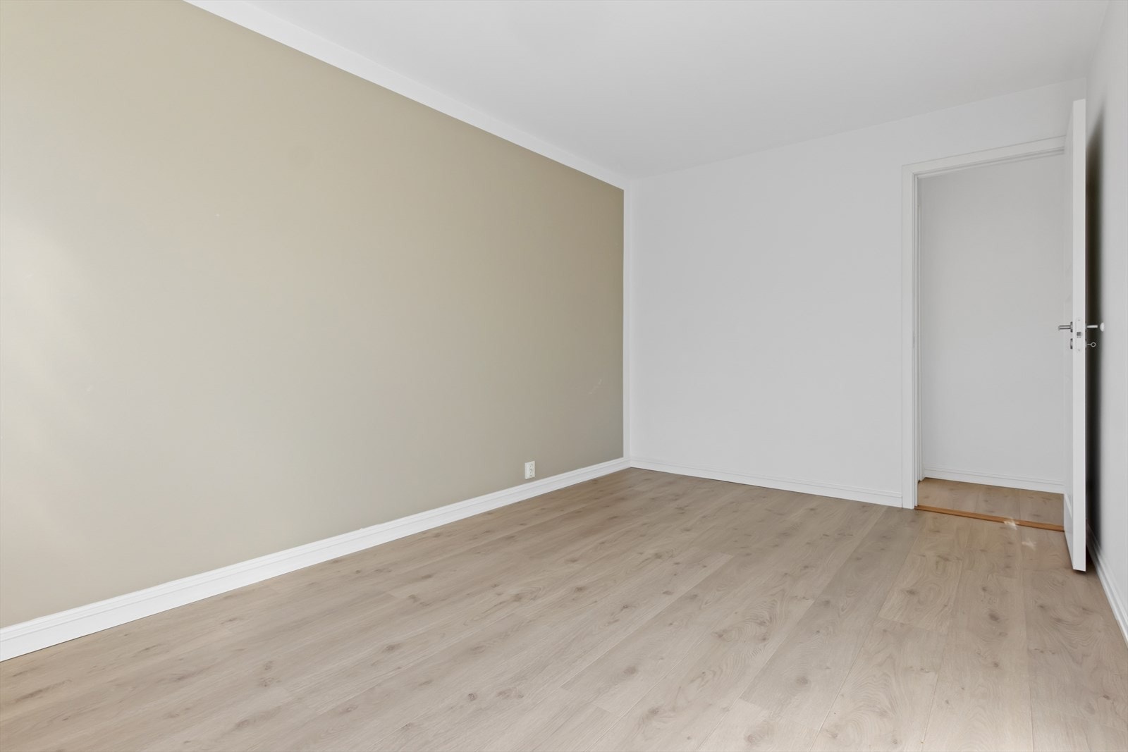 Godt med plass for både dobbeltseng og garderobeskap Galleribilde