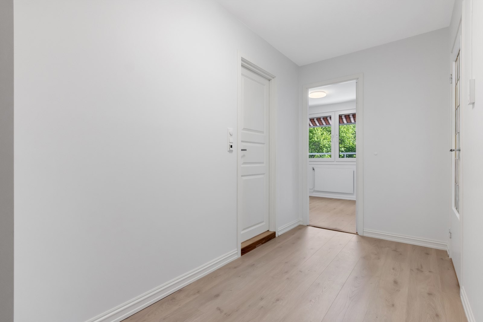 Velkommen inn i lys og hyggelig entré Galleribilde