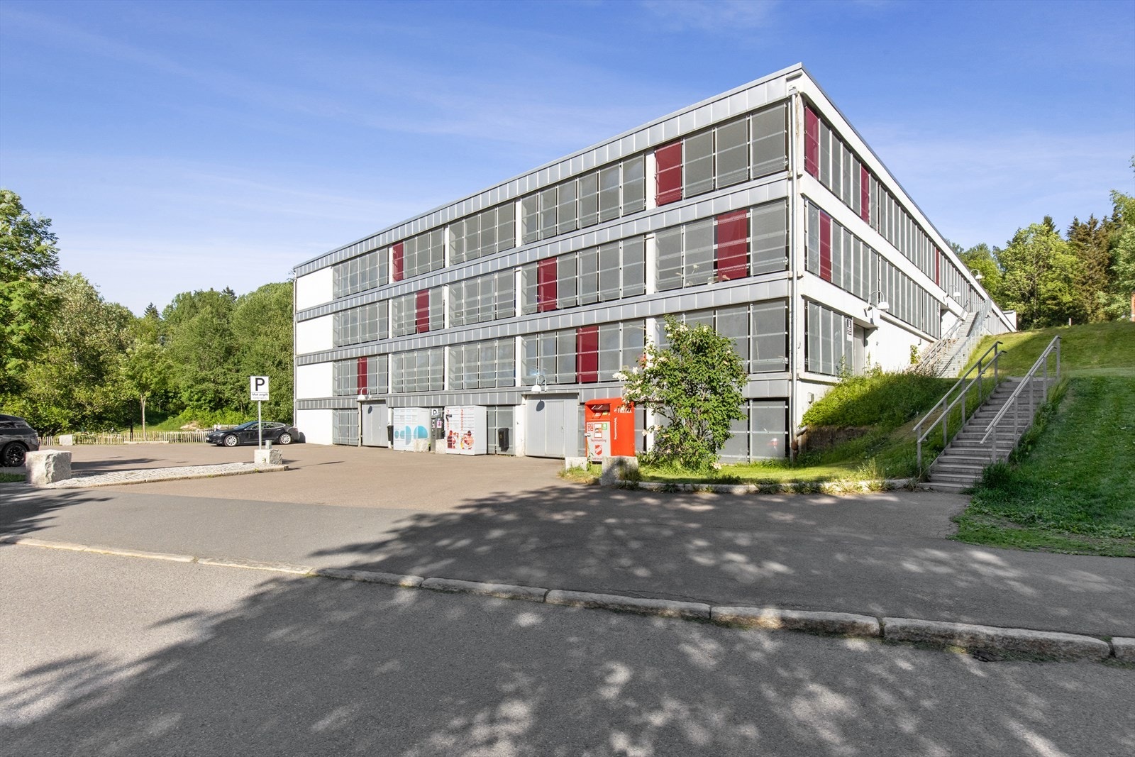 Garasjeplass kan leies av styret og tildeles etter venteliste, ellers gateparkering og gjesteparkering utenfor garasjen Galleribilde