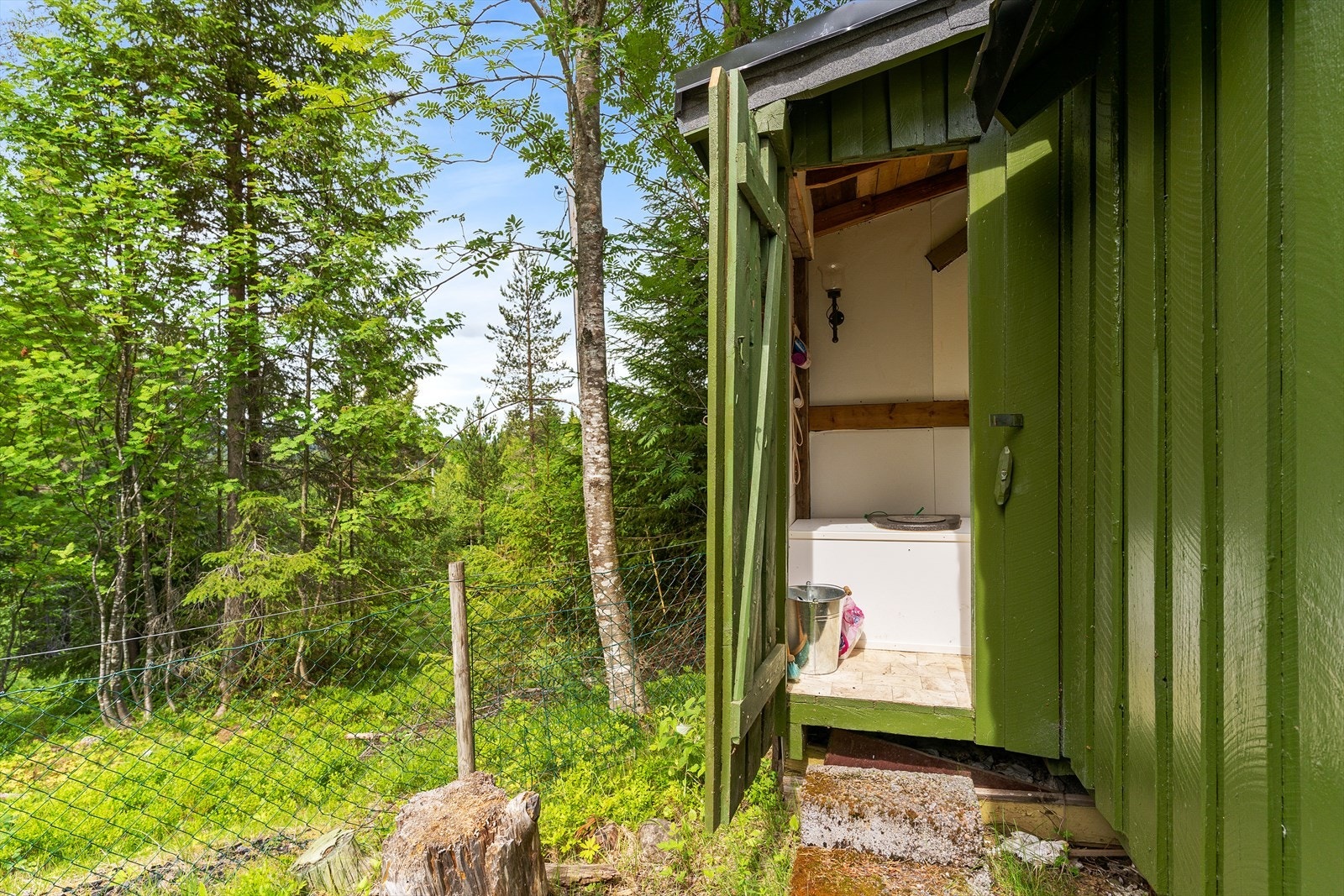 Hytta har utedo. Galleribilde