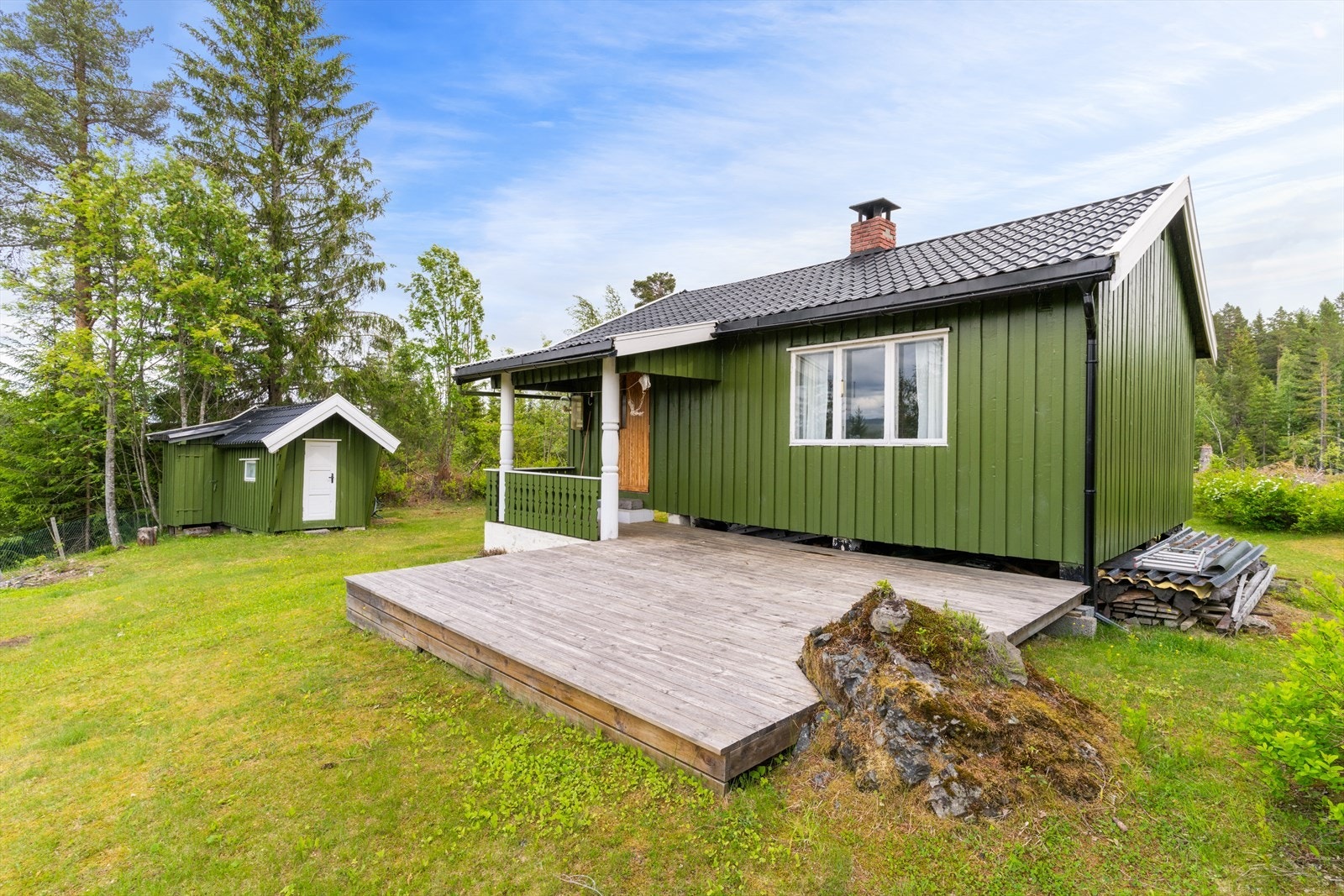 Pent opparbeidet tomt med plen og noe mindre vegetasjon. Inngjerdet, perfekt for barnefamilier og feks hundehold. Galleribilde