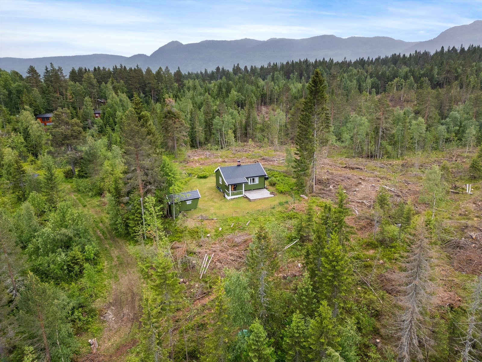 Usjenert og privat, med enkel tilkomst til flotte turområder rundt Raje og Skrimfjellene. Galleribilde