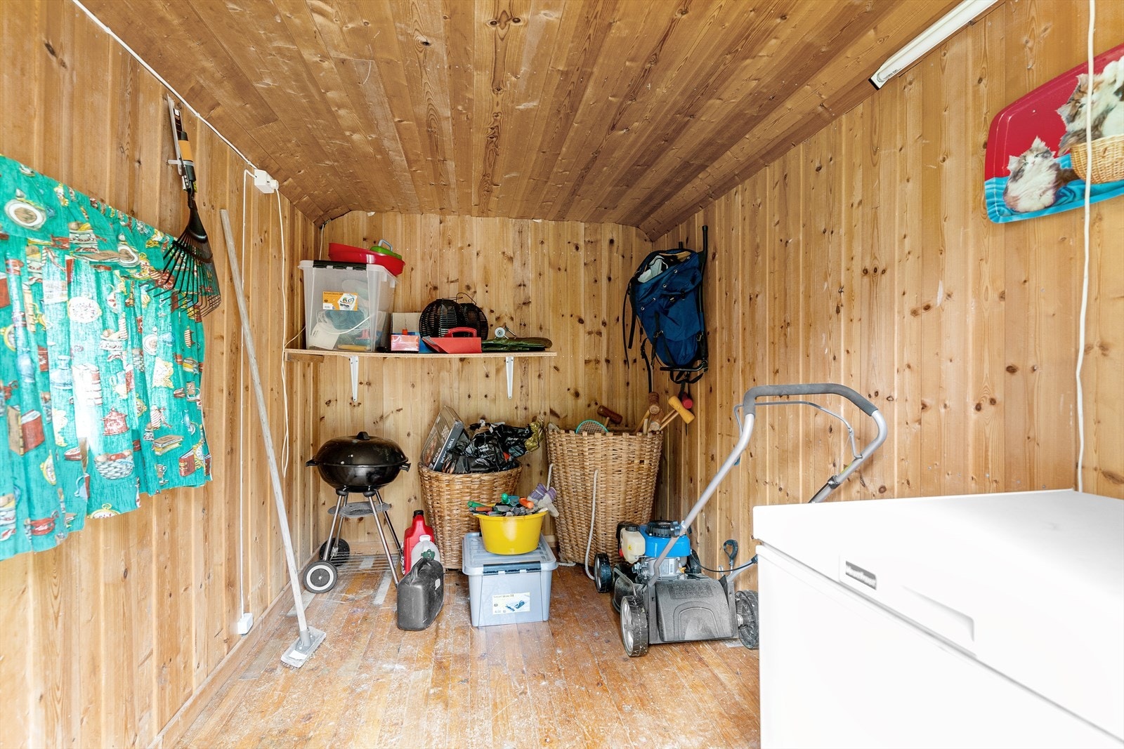 Boden i uthuset gir god plass til oppbevaring. Galleribilde