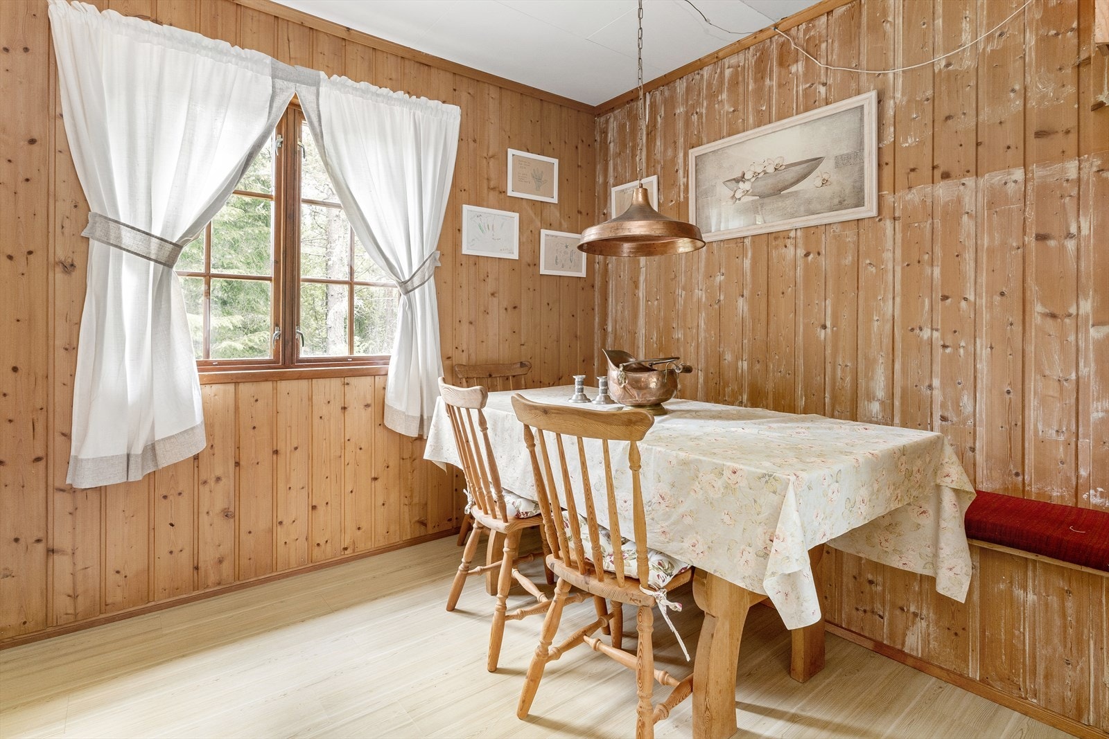 Spisestuen har innebygd sittebenk mot vegg som gir god plass til flere rundt bordet. Galleribilde