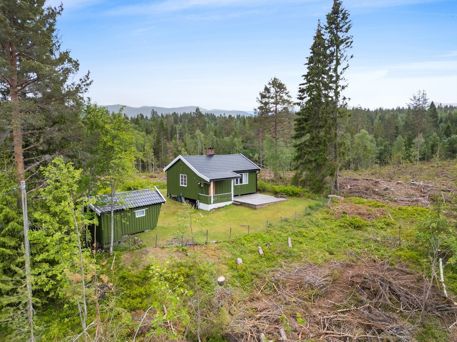 Hytta har en fri og fin beliggenhet med gode solforhold, og det er nylig tynnet og ryddet rundt tomta av grunneieren i området. Galleribilde