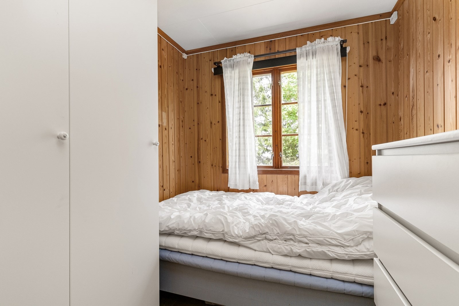 Soverom 2, med plass til seng, skap og kommode. Galleribilde