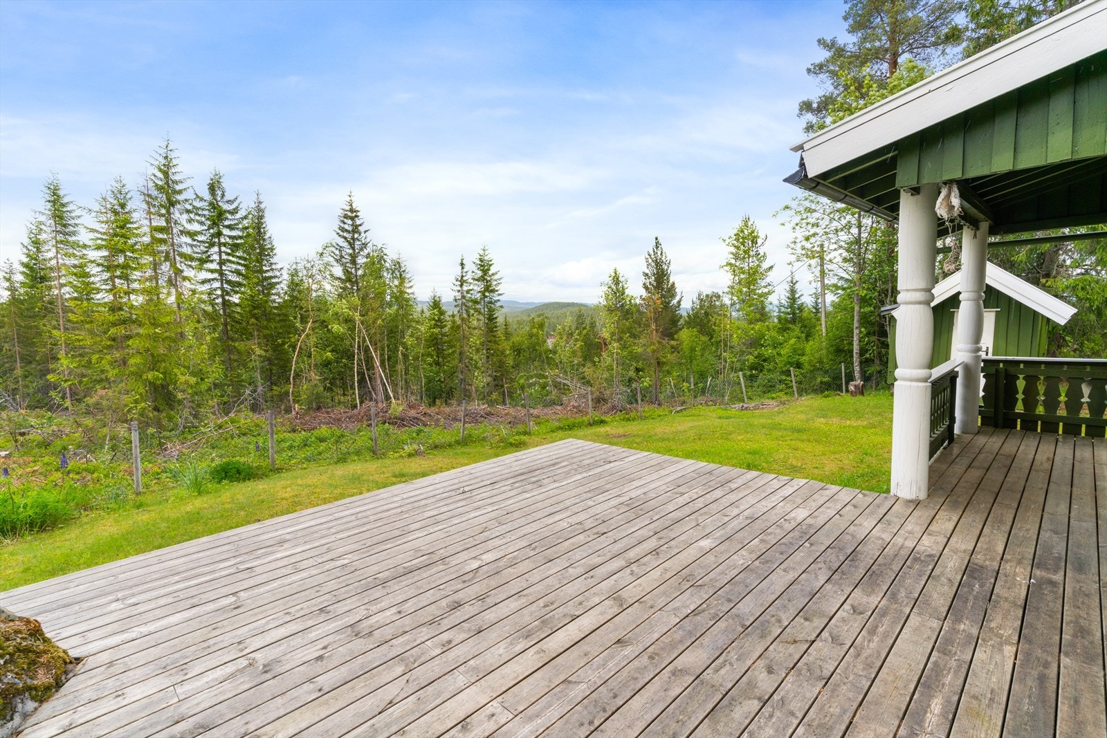 God utendørs boltreplass med dels takoverbygg over inngangsdøren. Stille og fredelig med god avstand til naboene. LNFR-område som trolig ikke vil bli fortettet. Galleribilde