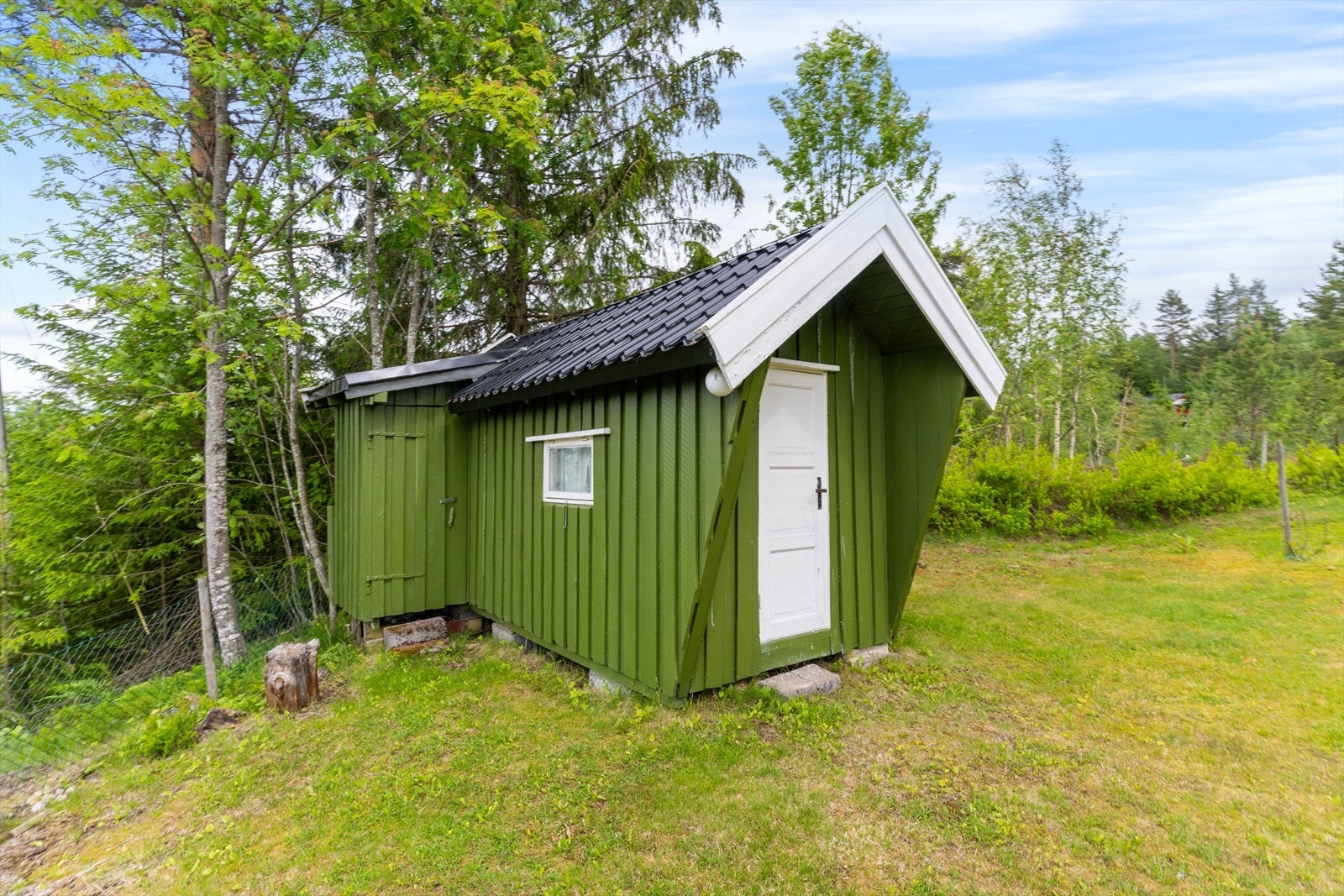 Uthus/redskapsbod, med tilhørende toalettrom på venstre side. Galleribilde