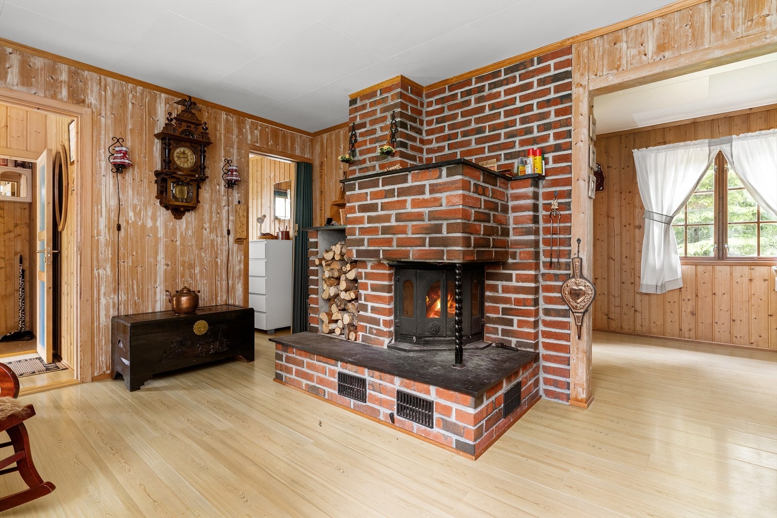Hytta har elementpipe og peis med innsats, strategisk plassert midt i hytta. Galleribilde