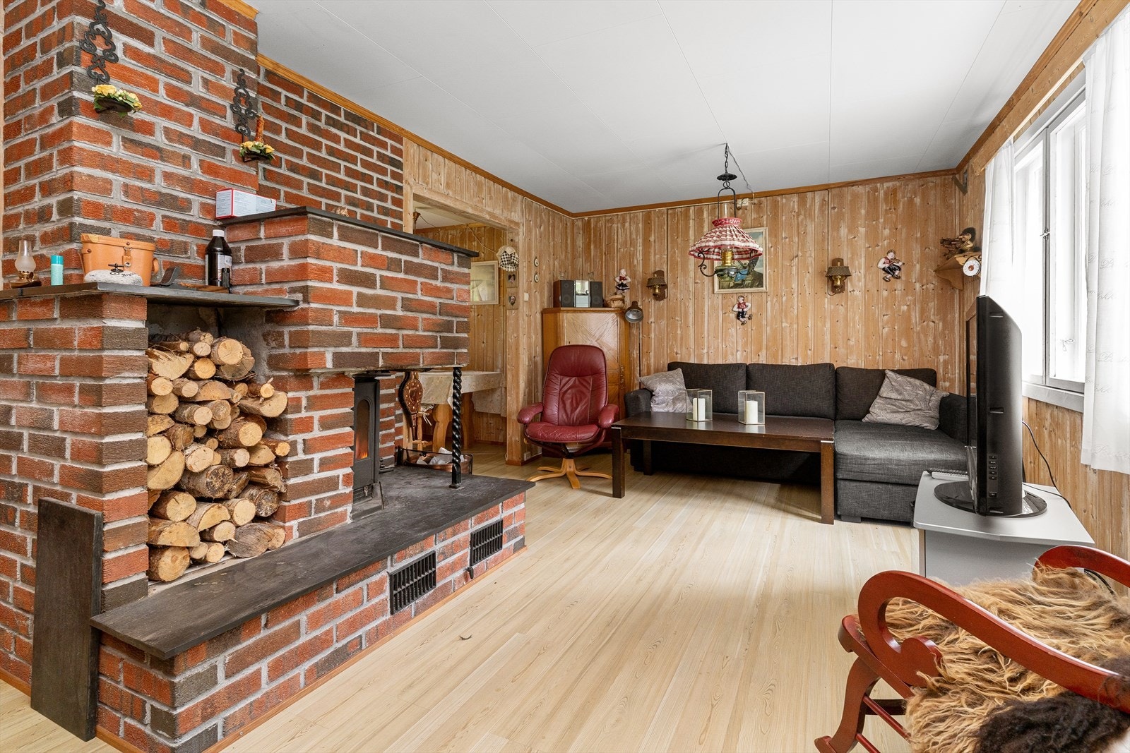 Egen nisje til ved, og plass til å kunne ha sofa eller sovesofa for ekstra sengeplasser. Galleribilde